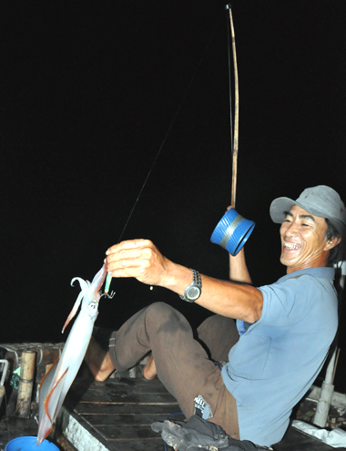Cuttle fishing at night at Dung Quat bay